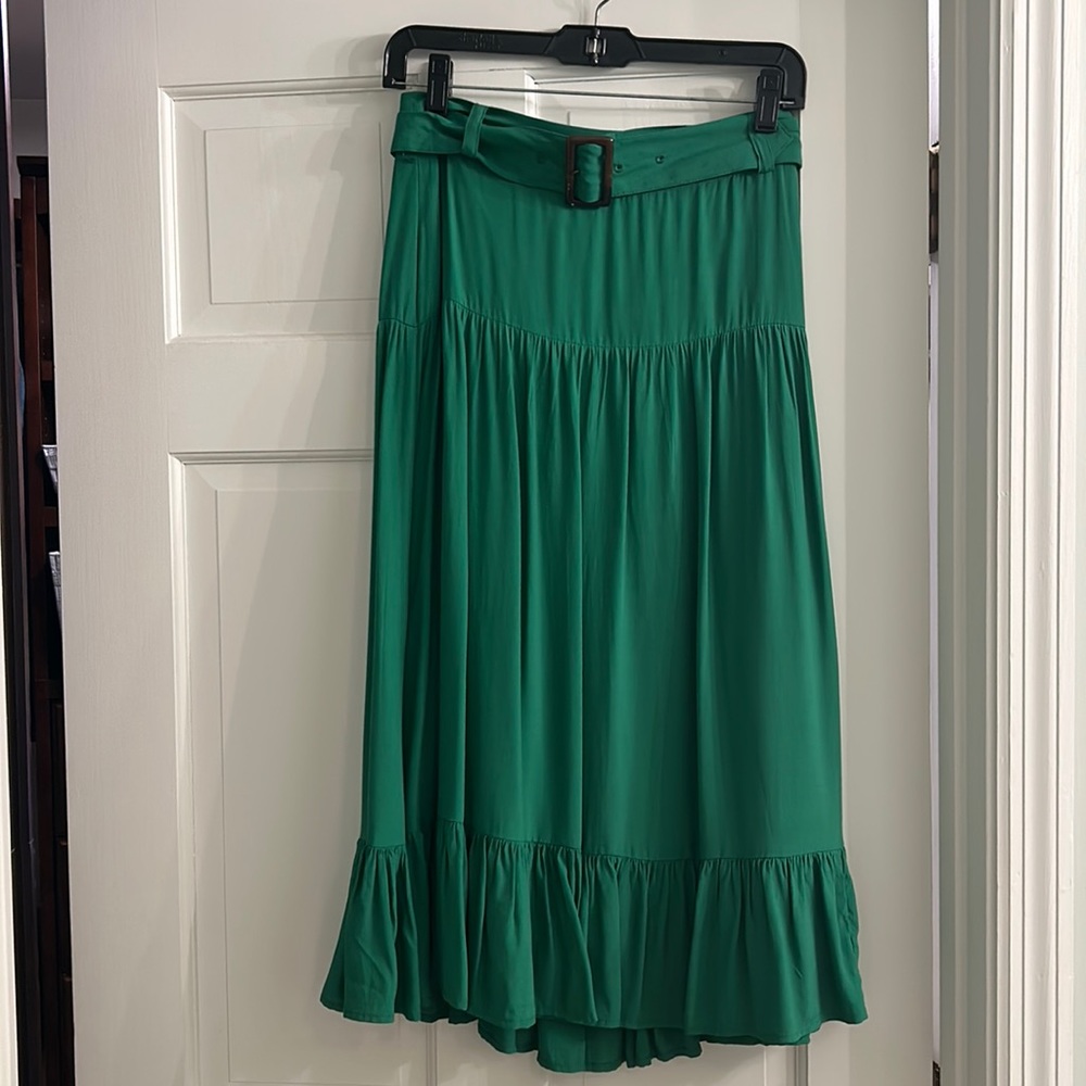 Beautiful green midi-length skirt from Banana Republic Factory. Worn only once!